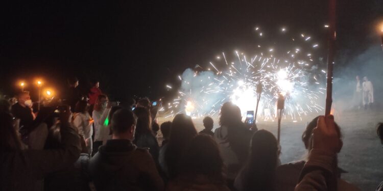 Los vecinos de Monterrubio, fieles a la cita con la ‘Noche de las Luciérnagas’