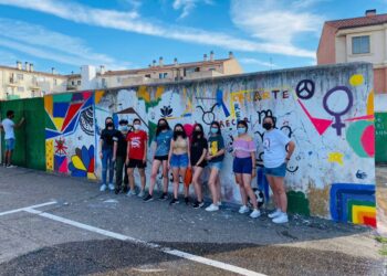 Los jóvenes trasladan su creatividad artística a la calle para convertir la antigua tapia de Corral de Concejo en una colorida pared