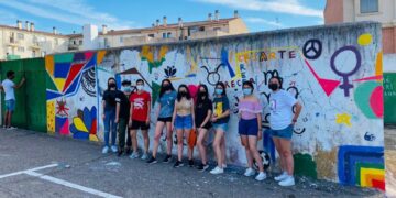 Los jóvenes trasladan su creatividad artística a la calle para convertir la antigua tapia de Corral de Concejo en una colorida pared