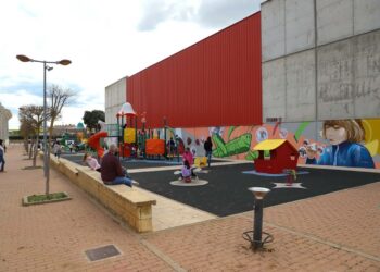 El techado de los parques infantiles permitirá que los niños disfruten de los juegos durante todo el año