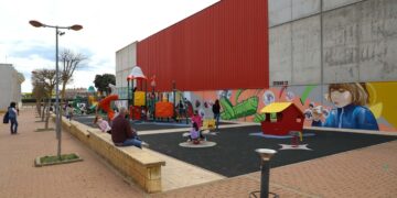 El techado de los parques infantiles permitirá que los niños disfruten de los juegos durante todo el año