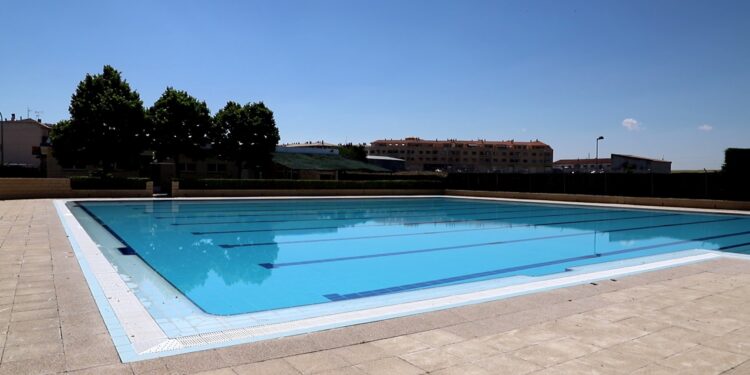 Los vecinos de Villares disfrutarán del primer chapuzón del verano en las piscinas el martes 15