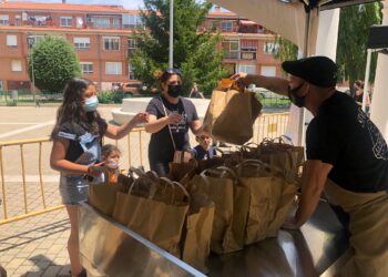 Los vecinos responden a la llamada solidaria con el autismo y agotan las 500 patatas asadas del menú festivo