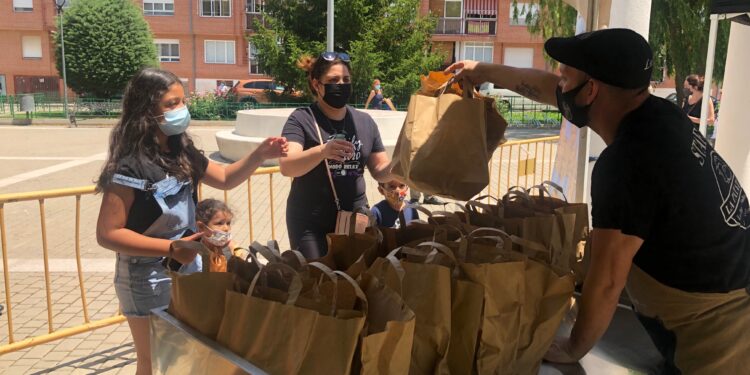 Los vecinos responden a la llamada solidaria con el autismo y agotan las 500 patatas asadas del menú festivo