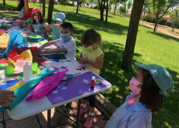 Idiomas, juegos, artes plásticas, cocina, piscina, naturaleza y deportes llenarán las mañanas de los más pequeños durante el verano