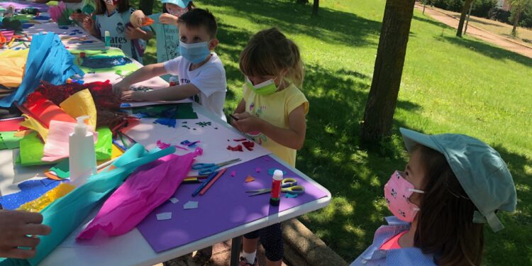 Idiomas, juegos, artes plásticas, cocina, piscina, naturaleza y deportes llenarán las mañanas de los más pequeños durante el verano