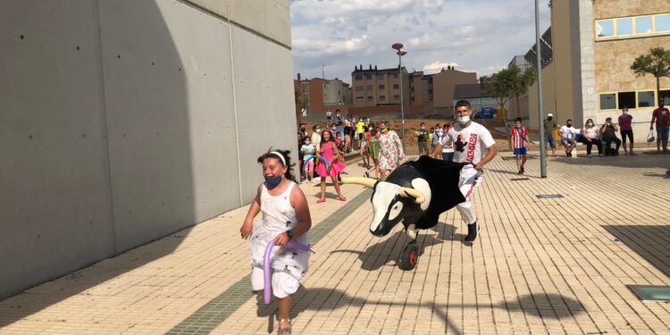 Los niños salen a correr los cabezudos y los carretones en un divertido fin de fiesta