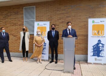 El Ayuntamiento entrega a los 15 primeros inquilinos las llaves de las viviendas públicas de alquiler de El Rollo