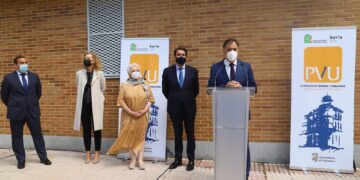 El Ayuntamiento entrega a los 15 primeros inquilinos las llaves de las viviendas públicas de alquiler de El Rollo