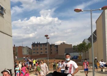 150 vehículos llenarán la explanada trasera del pabellón en el regreso del autocine a Villares con ‘Padre no hay más de uno 2’