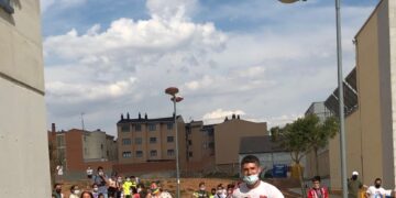 150 vehículos llenarán la explanada trasera del pabellón en el regreso del autocine a Villares con ‘Padre no hay más de uno 2’