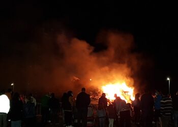 Villares celebra la Noche de San Juan entre fuego, música y sangría para atraer los buenos deseos