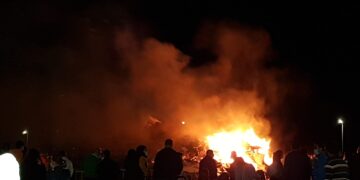 Villares celebra la Noche de San Juan entre fuego, música y sangría para atraer los buenos deseos