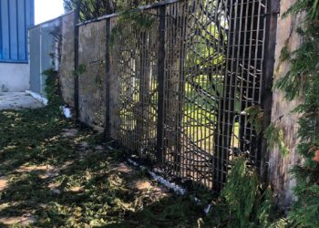 Un incendio en las piscinas de Santa Marta quema 10 metros del seto perimetral