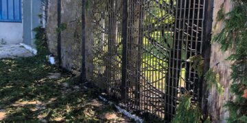 Un incendio en las piscinas de Santa Marta quema 10 metros del seto perimetral