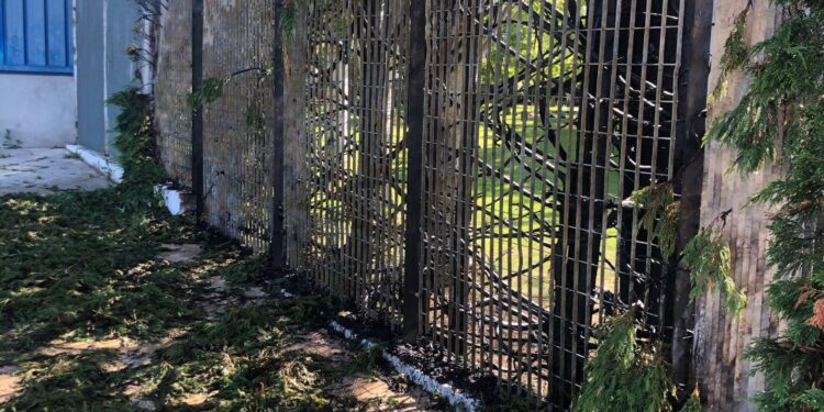 Un incendio en las piscinas de Santa Marta quema 10 metros del seto perimetral