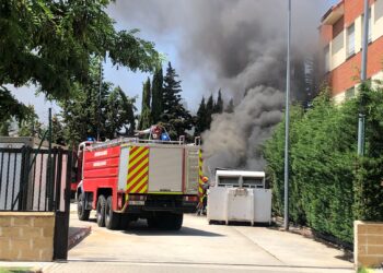 Los bomberos tienen que sofocar un incendio en el Punto Limpio de Santa Marta
