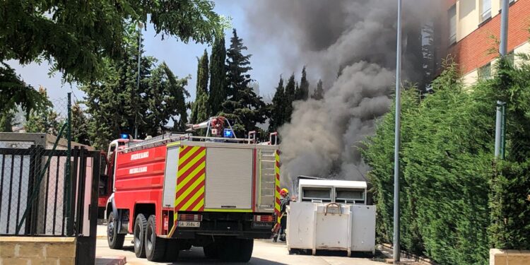 Los bomberos tienen que sofocar un incendio en el Punto Limpio de Santa Marta