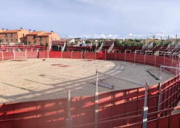 El montaje de la plaza de toros portátil anuncia la proximidad de las fiestas del municipio