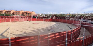 El montaje de la plaza de toros portátil anuncia la proximidad de las fiestas del municipio
