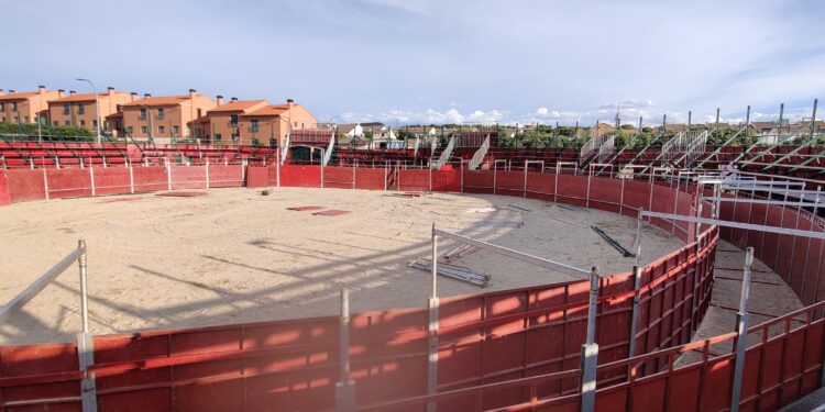 El montaje de la plaza de toros portátil anuncia la proximidad de las fiestas del municipio