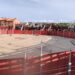 El montaje de la plaza de toros portátil anuncia la proximidad de las fiestas del municipio