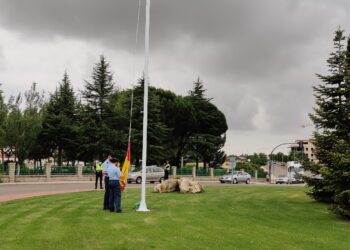 Santa Marta instala el mástil y prepara el izado de bandera del próximo domingo