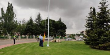 Santa Marta instala el mástil y prepara el izado de bandera del próximo domingo