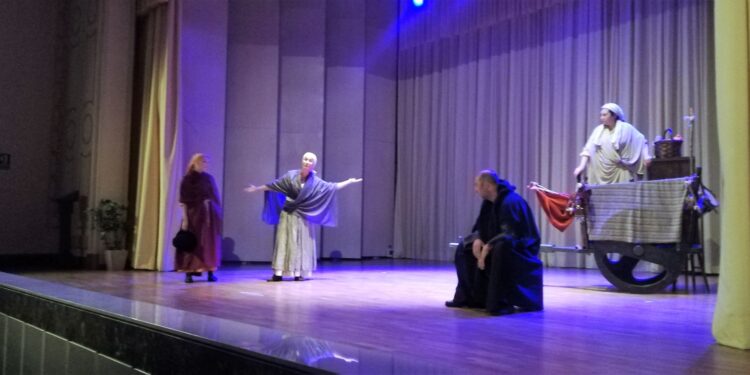 Santa Marta despide con risas al teatro de los ‘Circuitos Escénicos’ de la Junta hasta el próximo curso