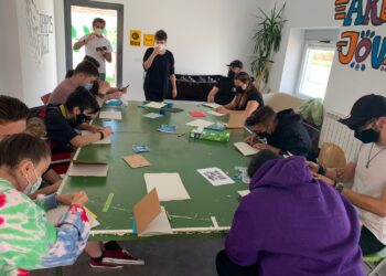 Los jóvenes de Santa Marta aprenden el proceso de revelado fotográfico