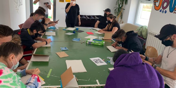 Los jóvenes de Santa Marta aprenden el proceso de revelado fotográfico