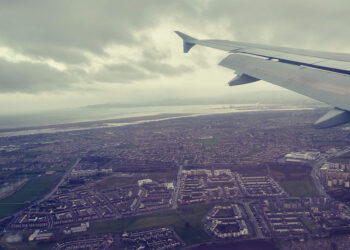 Dos años después un avión comercial aterriza en Matacán