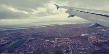 Dos años después un avión comercial aterriza en Matacán