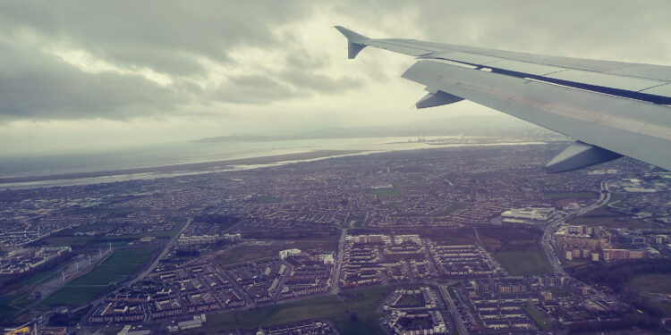 Dos años después un avión comercial aterriza en Matacán