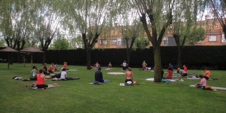 Concluye el programa municipal ‘Move ON’ de deporte al aire libre con las sesiones de yoga y aquagym