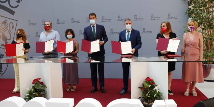 Junta y sindicatos ratifican los acuerdos para garantizar la carrera profesional de los empleados públicos de la Administración regional