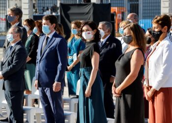El presidente de la Junta acude al homenaje de Estado que se ha realizado a las víctimas de la pandemia y al personal sanitario