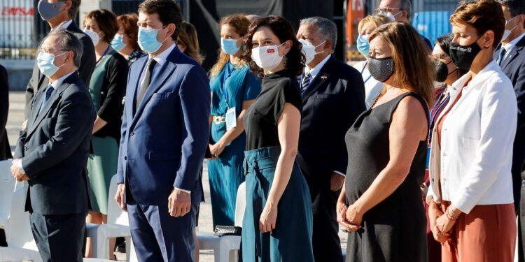 El presidente de la Junta acude al homenaje de Estado que se ha realizado a las víctimas de la pandemia y al personal sanitario