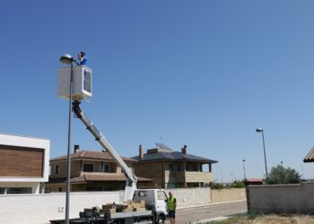 El plan de eficiencia energética continúa con la sustitución de 166 luminarias en la calle Salamanca y la urbanización Carpihuelo