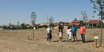 Los más pequeños apadrinan los 120 árboles del ‘Bosque de los Niños’