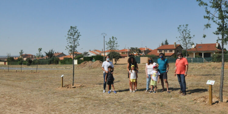 Los más pequeños apadrinan los 120 árboles del ‘Bosque de los Niños’