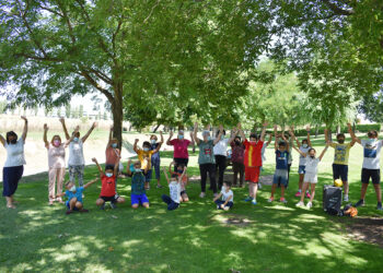 Niños y mayores disfrutan de una jornada de convivencia y juegos para celebrar el Día de los Abuelos