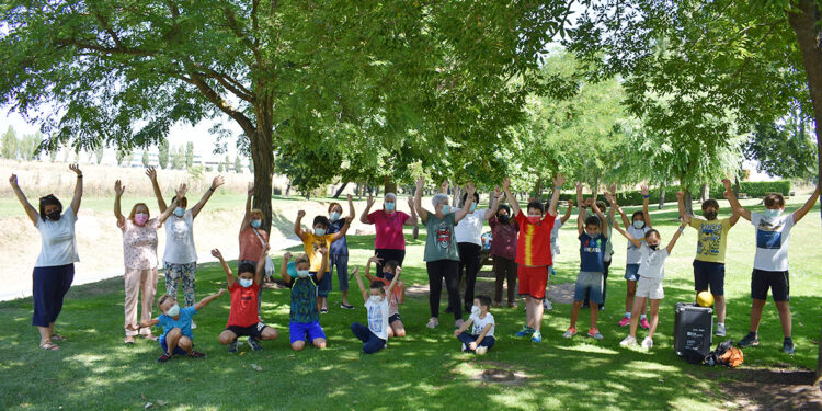 Niños y mayores disfrutan de una jornada de convivencia y juegos para celebrar el Día de los Abuelos