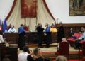 Insignia, birrete, anillo y libro para los nuevos ‘honoris causa’ de la USAL, Miguel Delibes y David Konstan