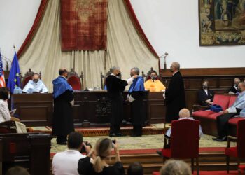 Insignia, birrete, anillo y libro para los nuevos ‘honoris causa’ de la USAL, Miguel Delibes y David Konstan