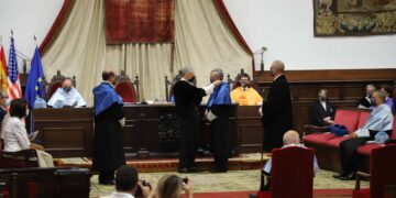 Insignia, birrete, anillo y libro para los nuevos ‘honoris causa’ de la USAL, Miguel Delibes y David Konstan