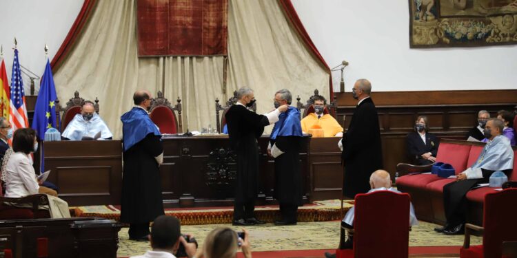 Insignia, birrete, anillo y libro para los nuevos ‘honoris causa’ de la USAL, Miguel Delibes y David Konstan