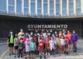 Un grupo de niños de los campamentos de verano visita el Ayuntamiento de Santa Marta