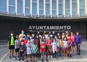 Un grupo de niños de los campamentos de verano visita el Ayuntamiento de Santa Marta