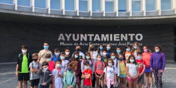 Un grupo de niños de los campamentos de verano visita el Ayuntamiento de Santa Marta